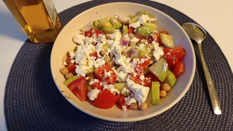 Salade-de-Pois-Chiches-a-la-Feta-a-la-Tomate-et-au-Concombre