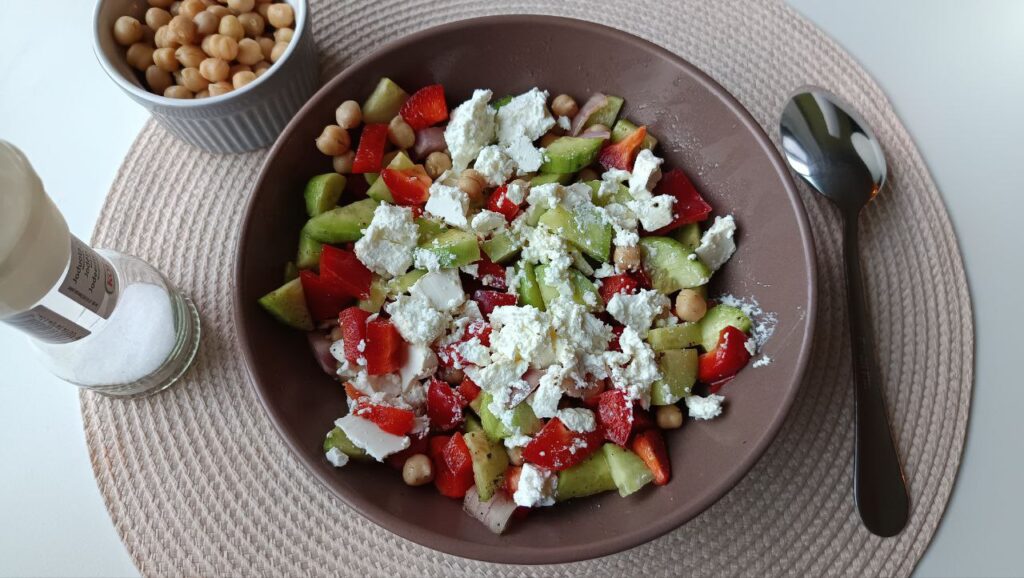 Salade-de-Pois-Chiches-avec-de-la-Feta-du-Concombre-du-Poivron-et-de-lOignon-Rouge
