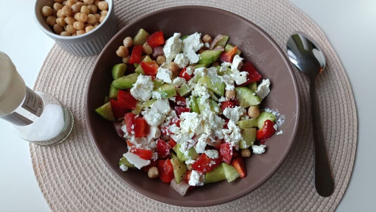 Salade-de-Pois-Chiches-avec-de-la-Feta-du-Concombre-du-Poivron-et-de-lOignon-Rouge