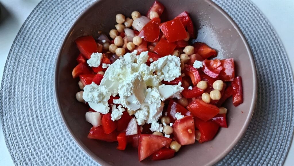 ajout-de-la-feta-Salade-de-Pois-Chiches-a-la-feta-a-la-Tomate-et-au-Poivron