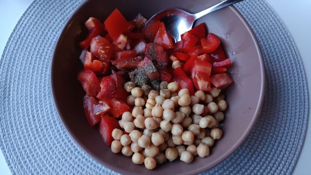 ajout-des-pois-chiches-Salade-de-Pois-Chiches-a-la-feta-a-la-Tomate-et-au-Poivron