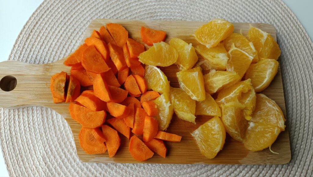 coupage-des-fruits-du-smoothie-carotte-orange