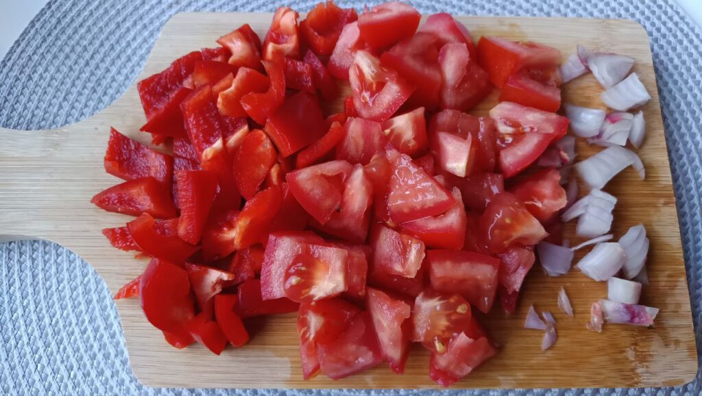 coupage-des-ingredients-de-la-Salade-de-Pois-Chiches-a-la-feta-a-la-Tomate-et-au-Poivron