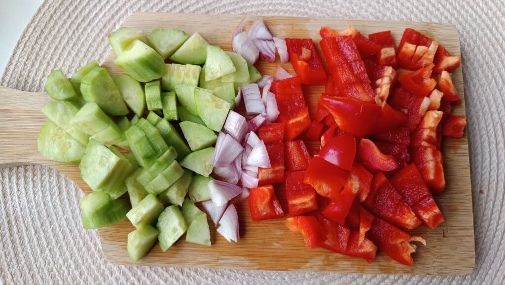 decoupage-des-legumes-Salade-de-Pois-Chiches-avec-de-la-Feta-du-Concombre-du-Poivron-et-de-lOignon-Rouge