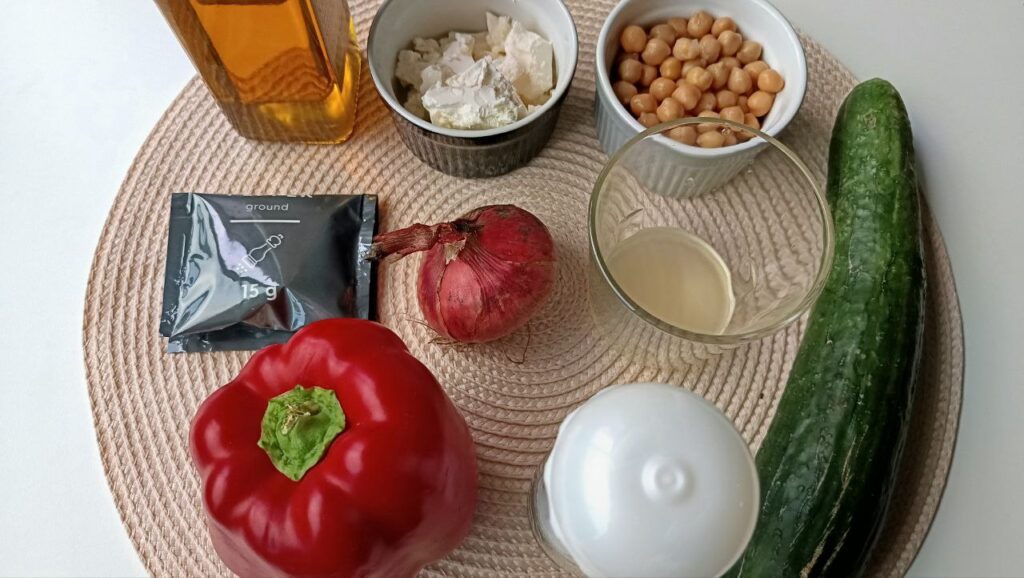 ingredient-Salade-de-Pois-Chiches-avec-de-la-Feta-du-Concombre-du-Poivron-et-de-lOignon-Rouge