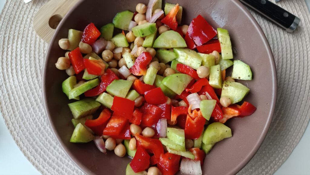 melange-de-la-Salade-de-Pois-Chiches-avec-de-la-Feta-du-Concombre-du-Poivron-et-de-lOignon-Rouge