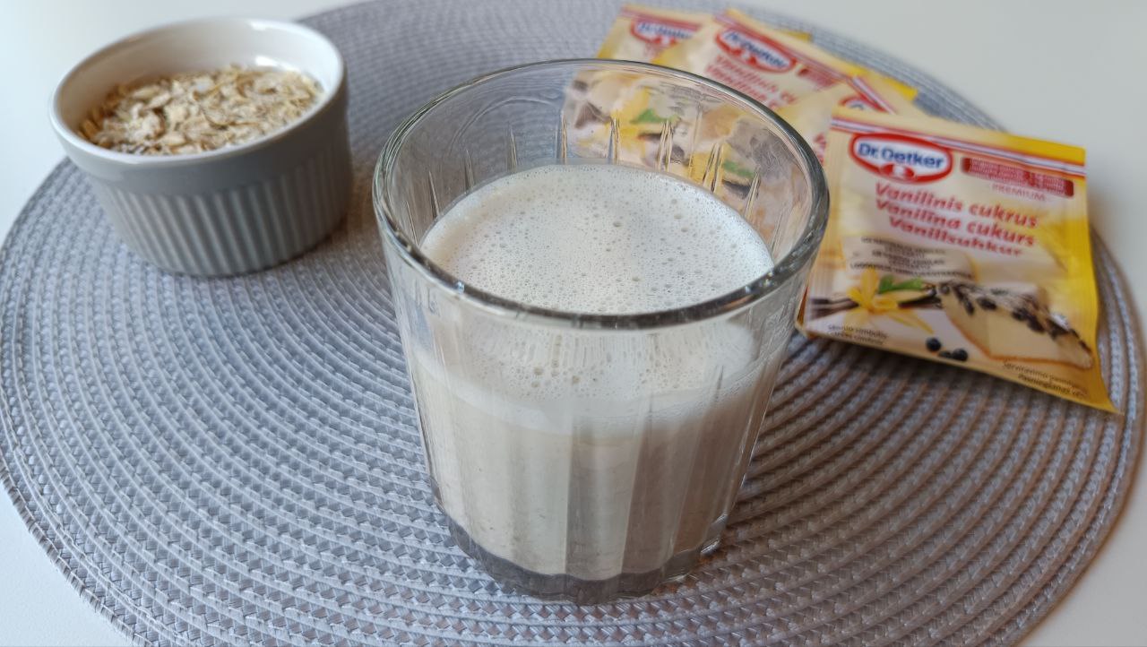 Smoothie à la vanille et aux flocons d'avoine dans un verre