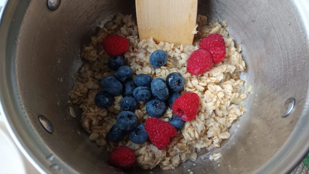 ajout-des-fruits-rouges-du-porridge-fruit-rouge-healthy-avoine