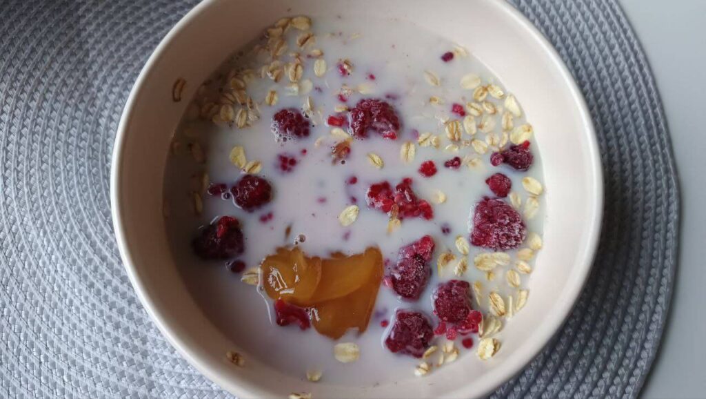 ajout-des-ingredients-de-lovernight-porridge-framboise
