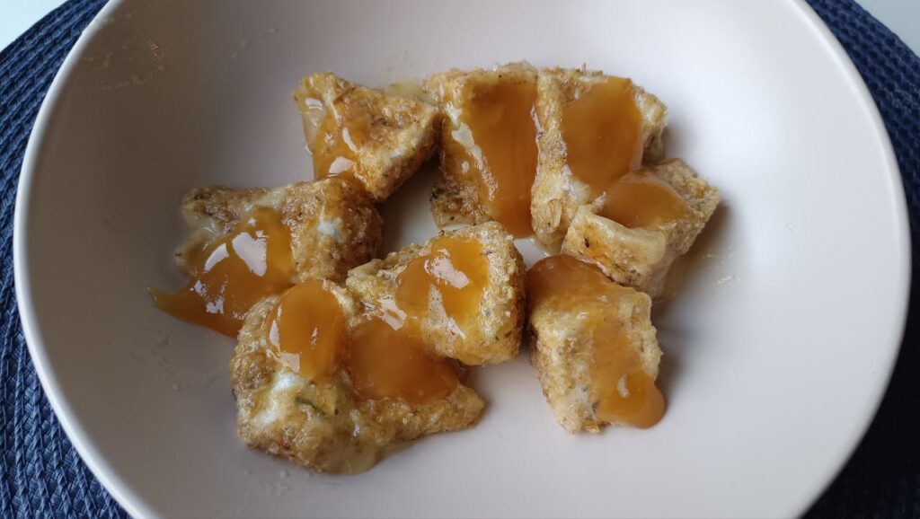 ajout-du-miel-croquette-camembert-miel