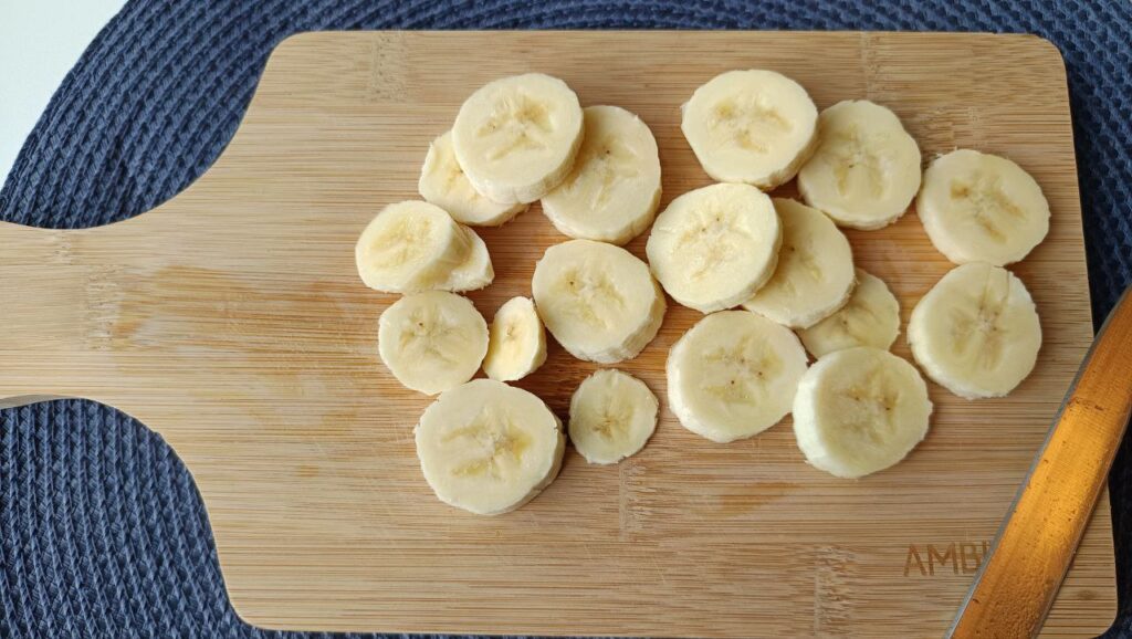 coupage-de-la-banane-du-Smoothie-Bowl-a-la-Framboise