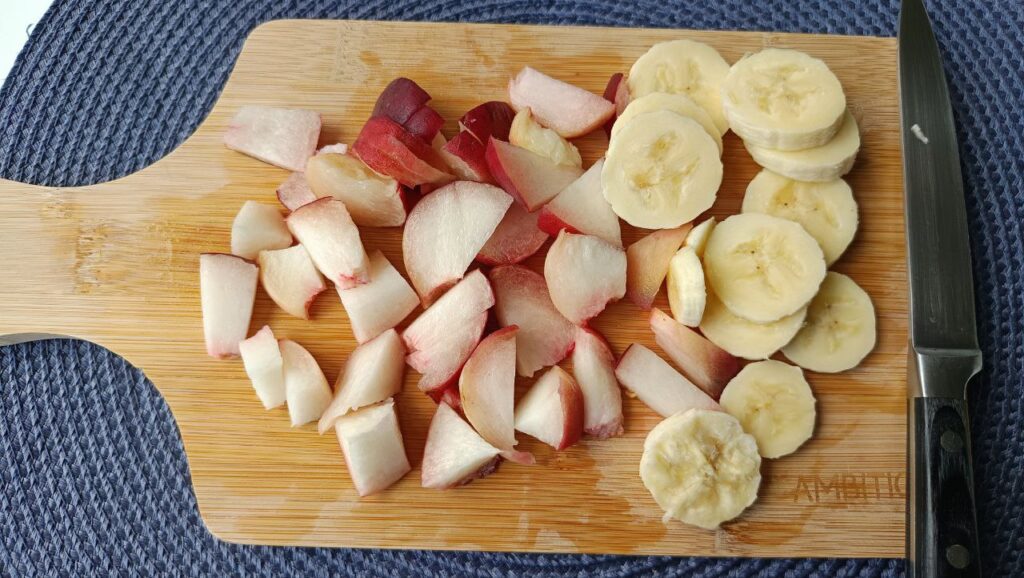 coupage-de-la-banane-du-smoothie-peche-banane-sans-lait