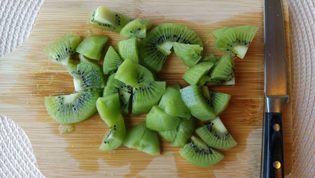 coupage-du-kiwi-smoothie-melon-kiwi