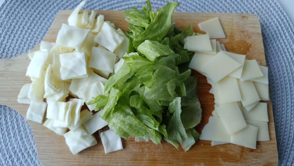 decoupage-des-ingredients-de-la-salade-pois-chiche-laitue-chou-blanc