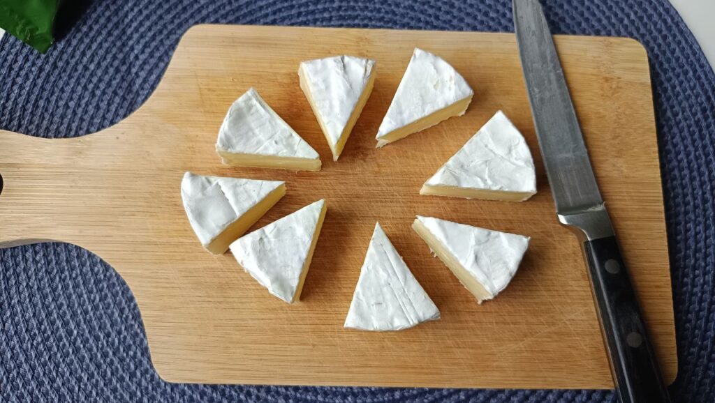 decoupage-du-camembert-de-la-recette-croquette-camembert-miel