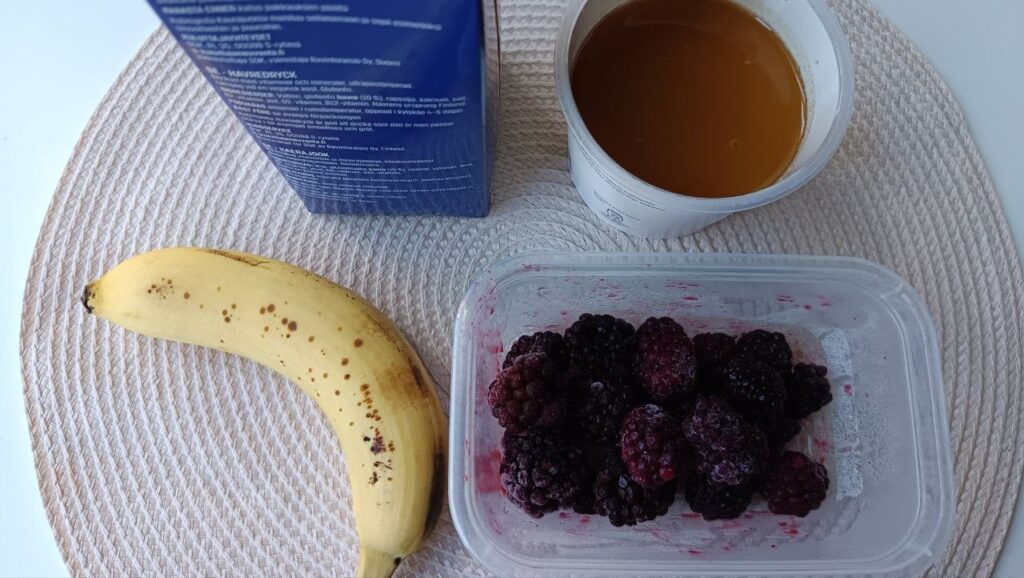 ingredients-smoothie-mure-banane-avec-lait-davoine