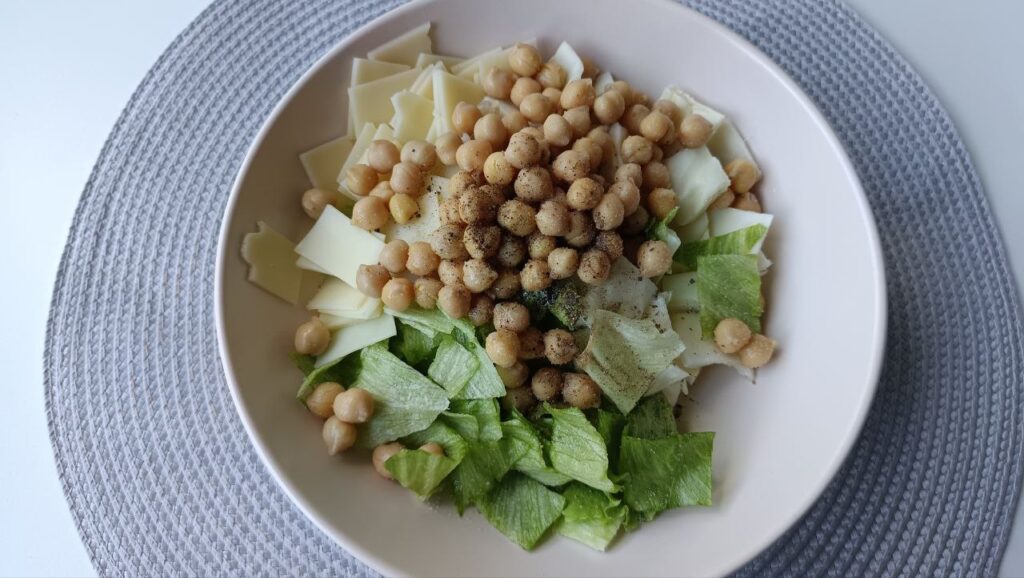 mixage-de-la-salade-pois-chiche-laitue-chou-blanc
