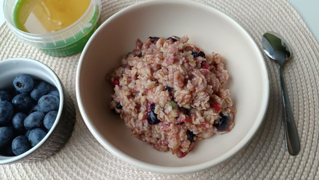 porridge-fruit-rouges-healthy-et-aux-flocons-davoine