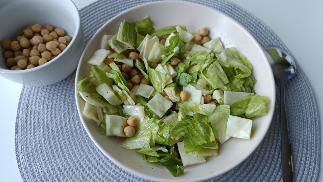 salade-pois-chiche-laitue-chou-blanc