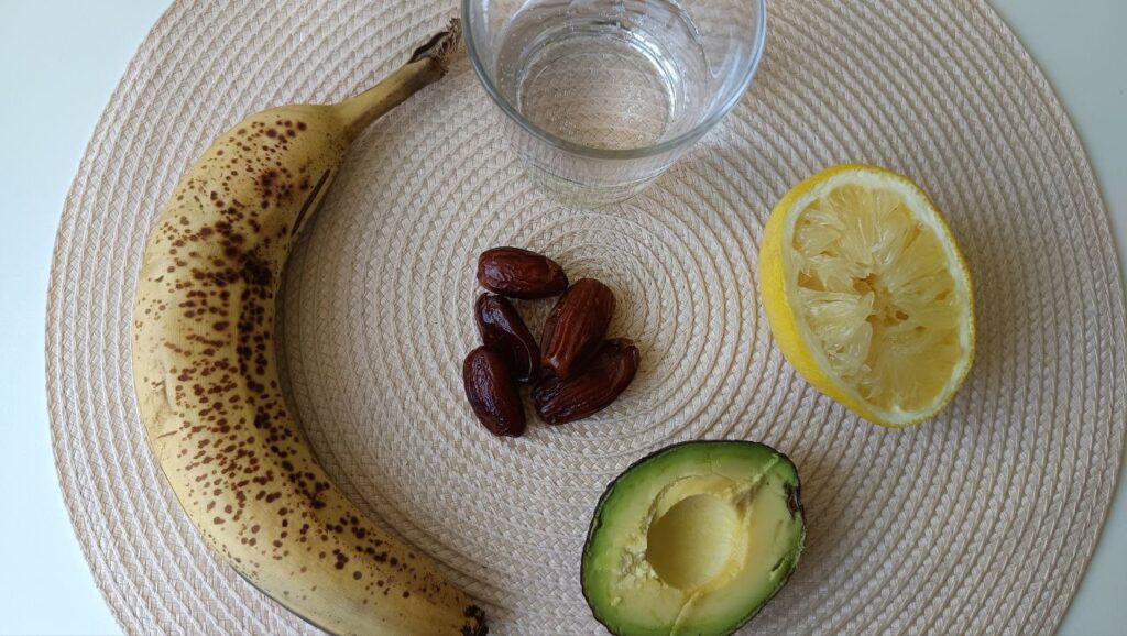 ingredients-smoothie-datte-avocat-banane