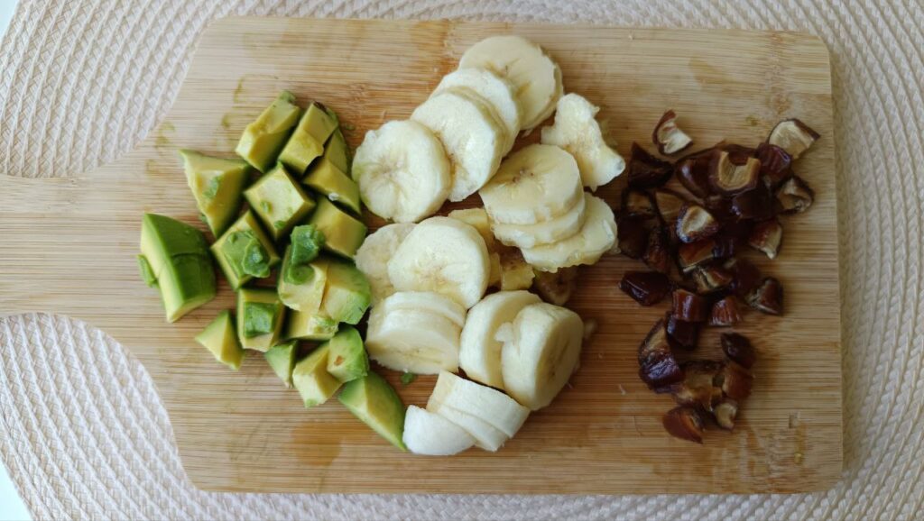 preparation-des-fruits-smoothie-datte-avocat-banane