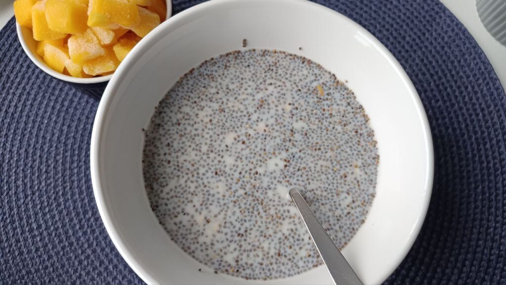 ajout-des-ingredients-chia-pudding-mangue