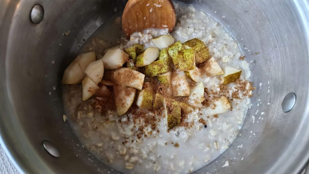 ajout-des-poires-Porridge-a-la-Poire-et-a-la-Cannelle