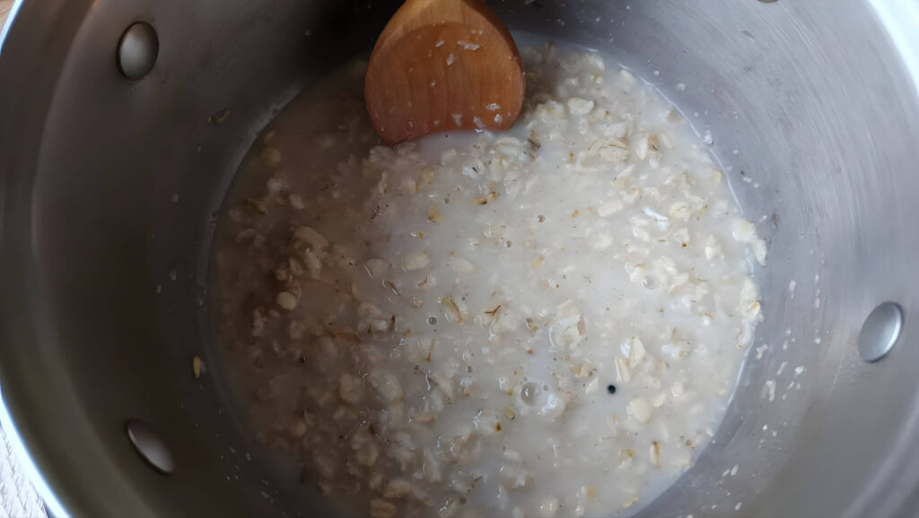 cuisson-du-Porridge-a-la-Poire-et-a-la-Cannelle