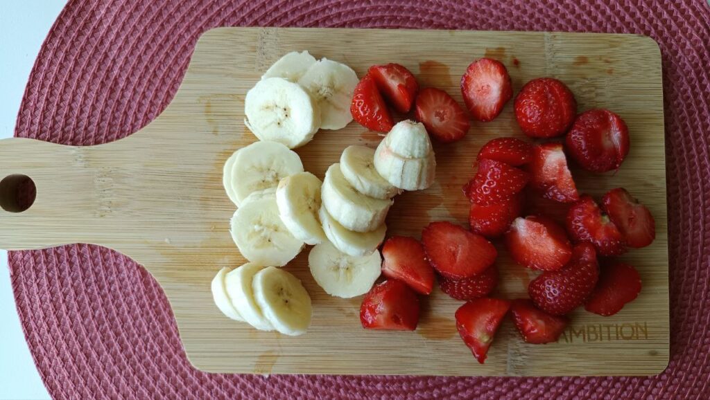 decoupage-des-fruits-du-smoothie-fraise-banane-sans-lait