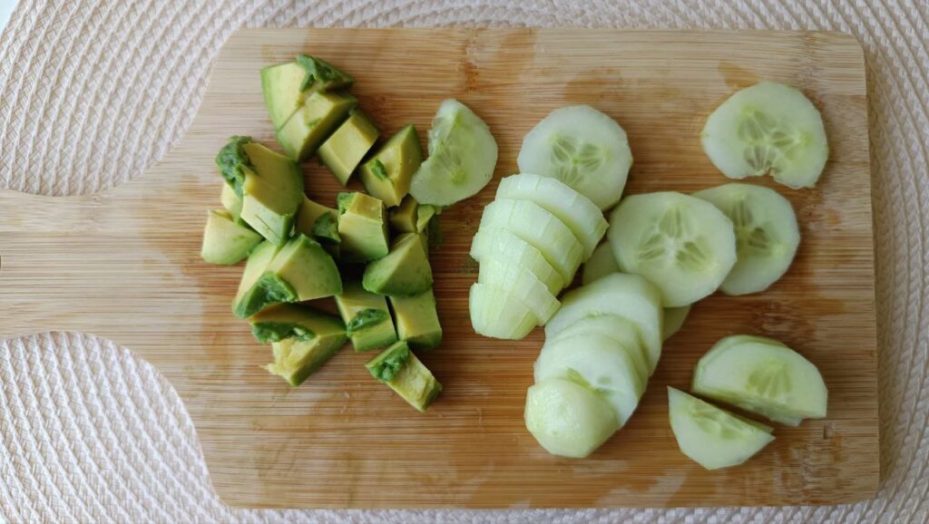 decoupe-des-ingredients-smoothie-avocat-concombre-yaourt