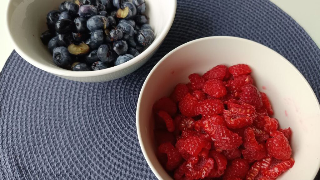 preparation-des-fruits-Compote-aux-Framboises-et-aux-Myrtilles
