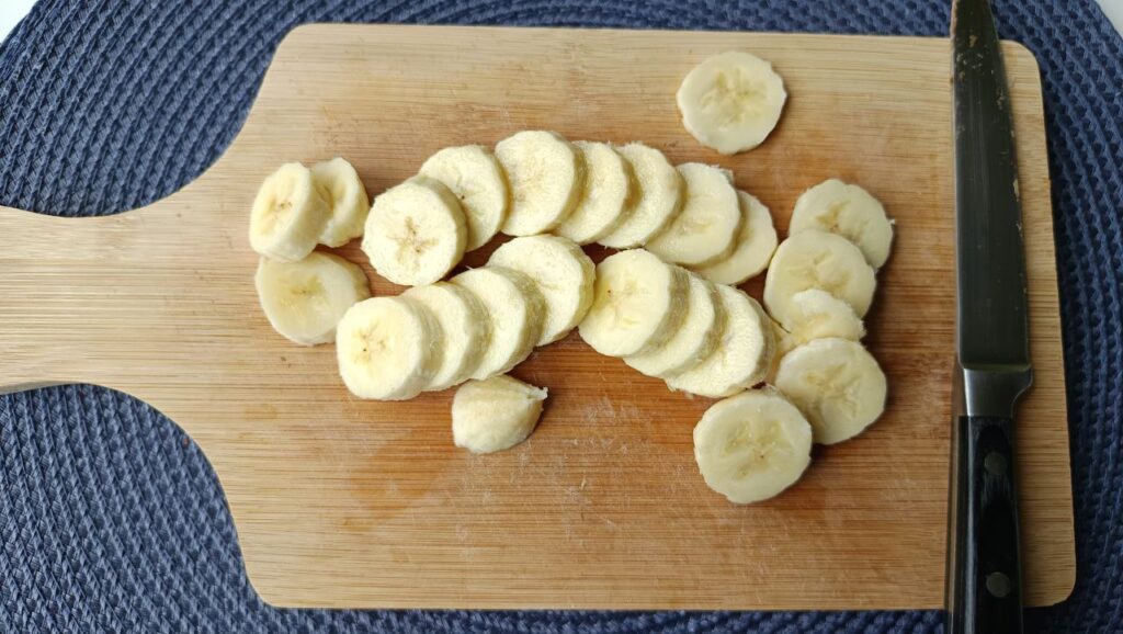 decoupe-de-la-banane-du-porridge-chocolat-banane