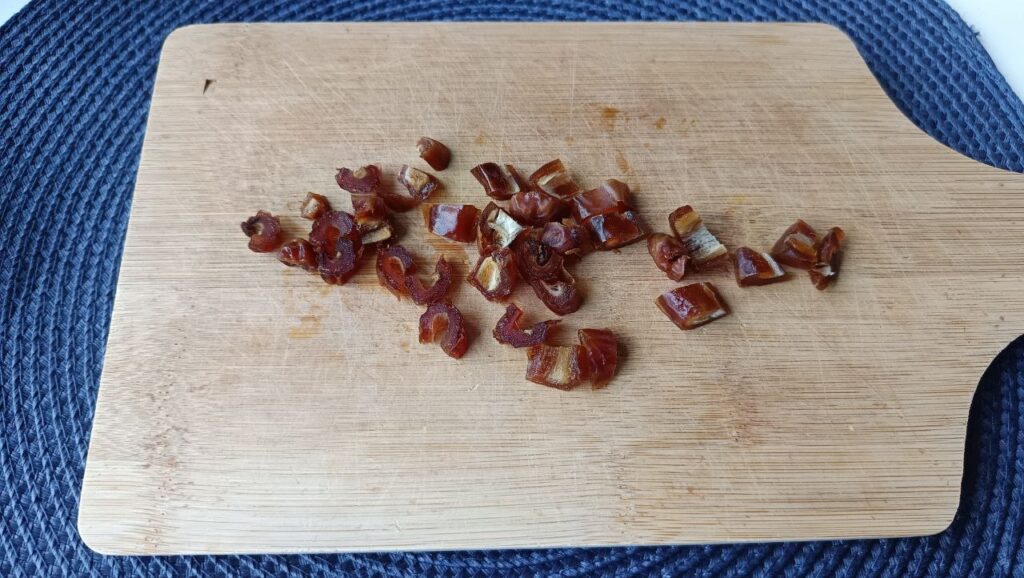 decoupe-des-dattes-pour-le-porridge-avoine-chia