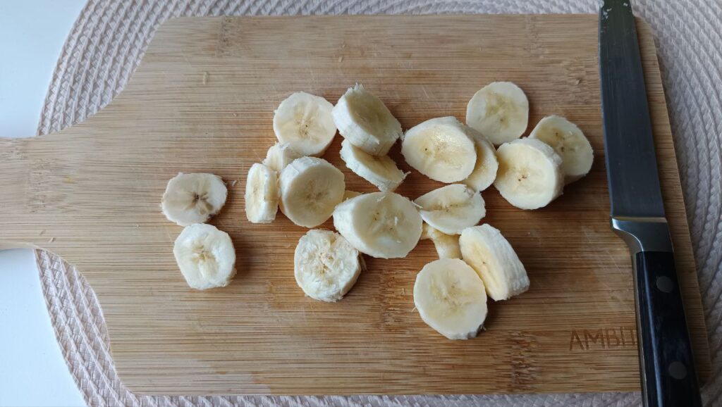 decoupe-de-la-banane-smoothie-mangue-banane-coco