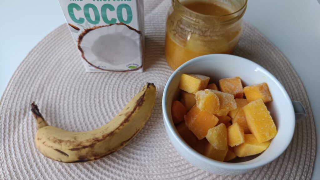 ingredients-smoothie-mangue-banane-coco