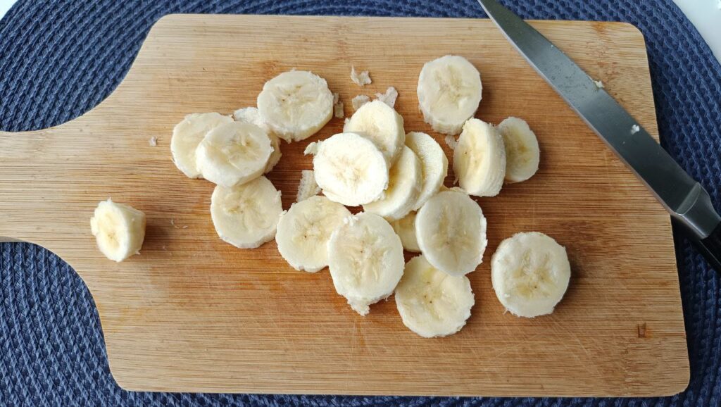 decoupe-de-la-banane-smoothie-proteine-banane