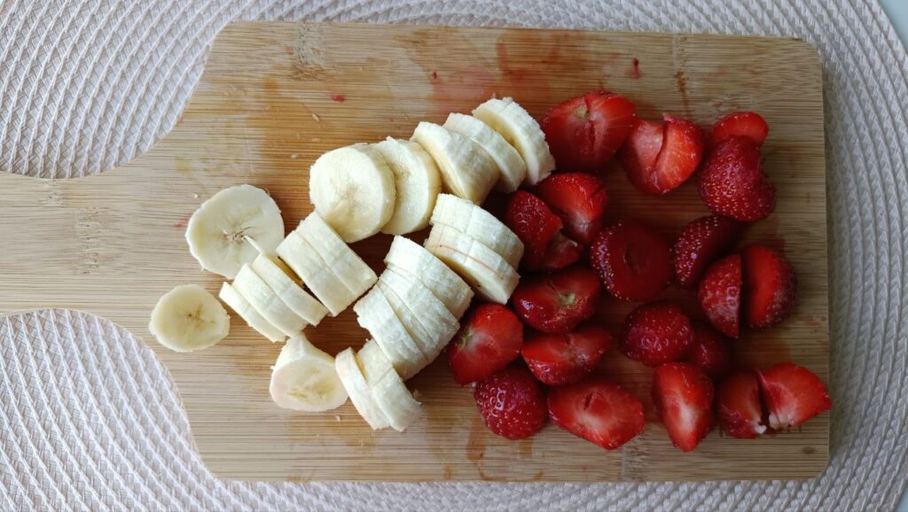 decoupe-des-fruits-smoothie-bowl-banane-fruit-rouge