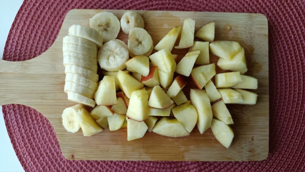 decoupe-des-fruits-smoothie-pomme-banane-yaourt