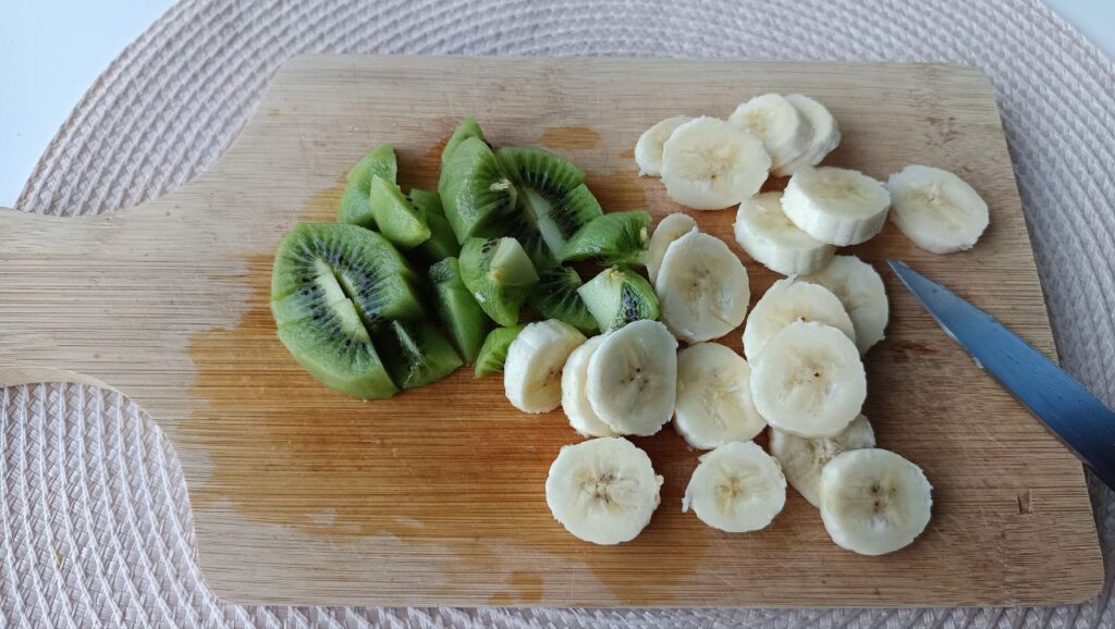 decoupe-des-fruits-smoothie-banane-kiwi