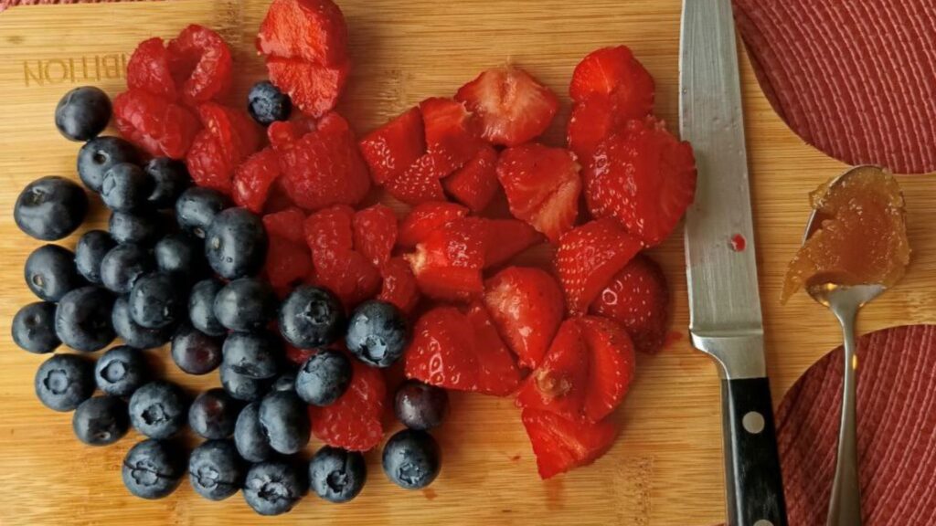 decoupe-des-fruits-smoothie-fruit-rouge