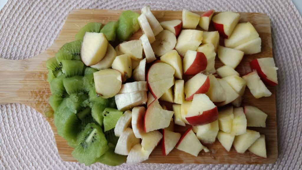 decoupe-des-fruits-smoothie-kiwi-pomme