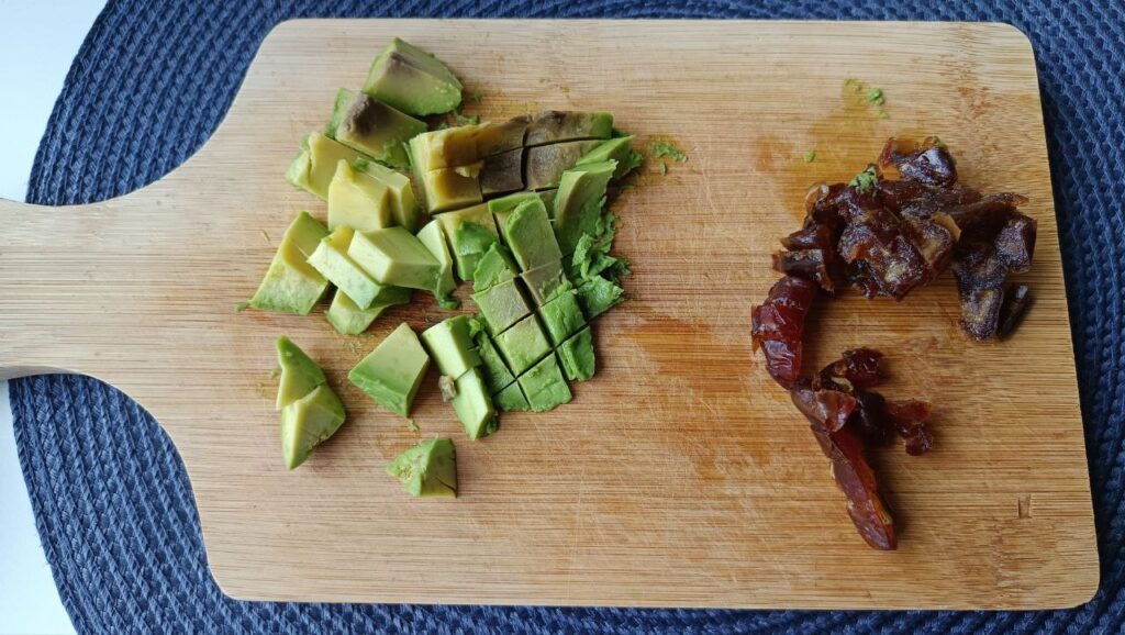 decoupe-des-ingredients-smoothie-avocat