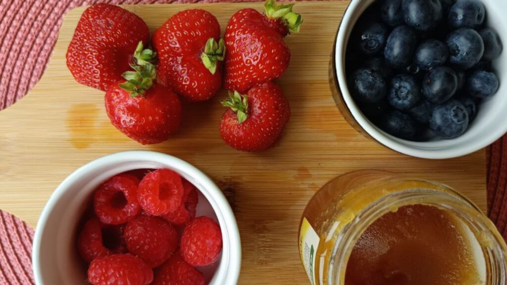 ingredients-smoothie-fruit-rouge