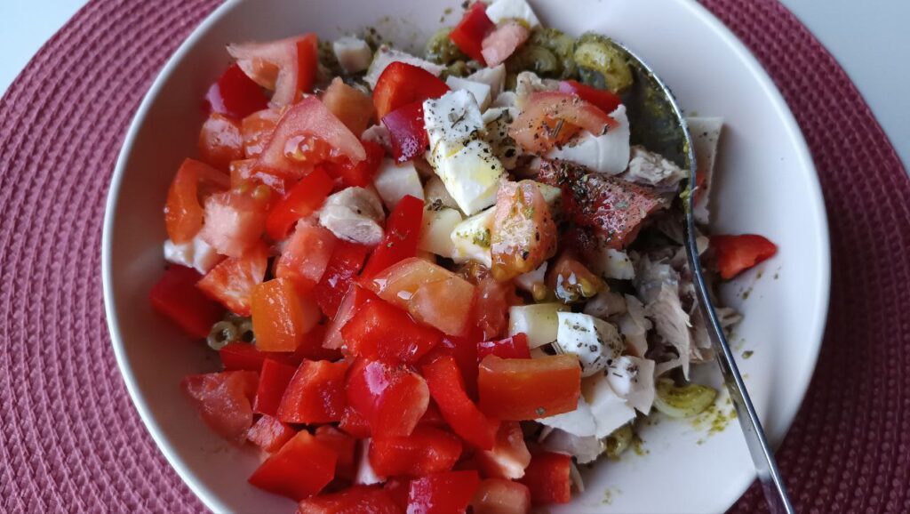 assemblage-salade-pate-pesto-poulet