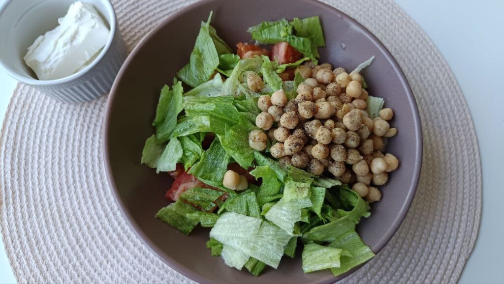 assemblage-salade-pois-chiche-feta