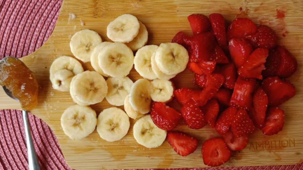decoupe-des-fruits-compote-banane-fraise