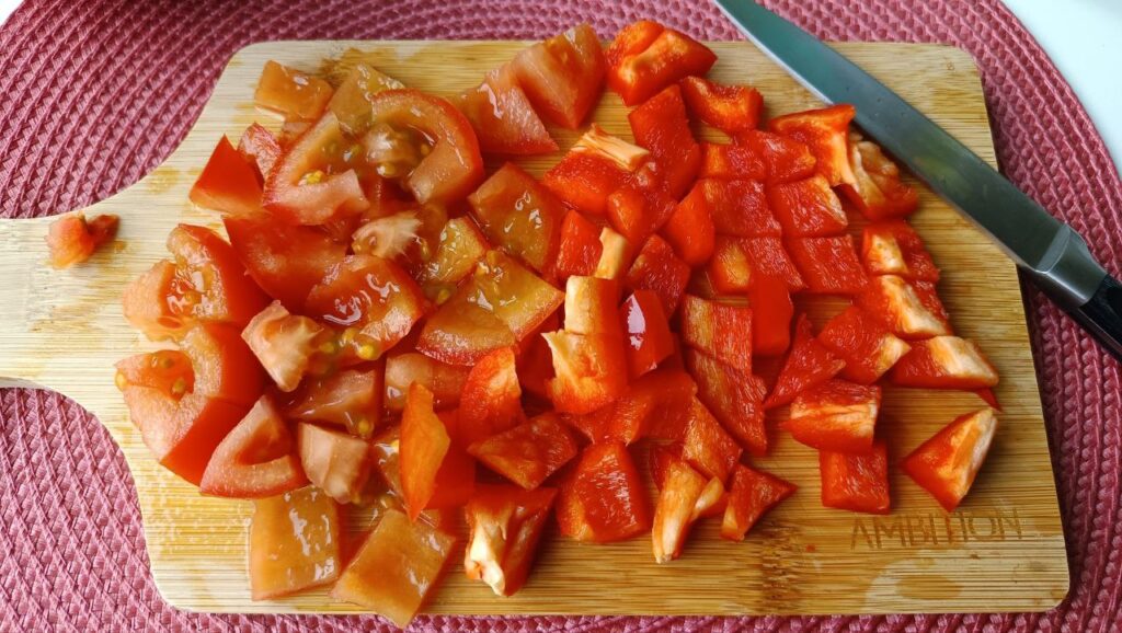decoupe-des-legumes-salade-crevette-tomate