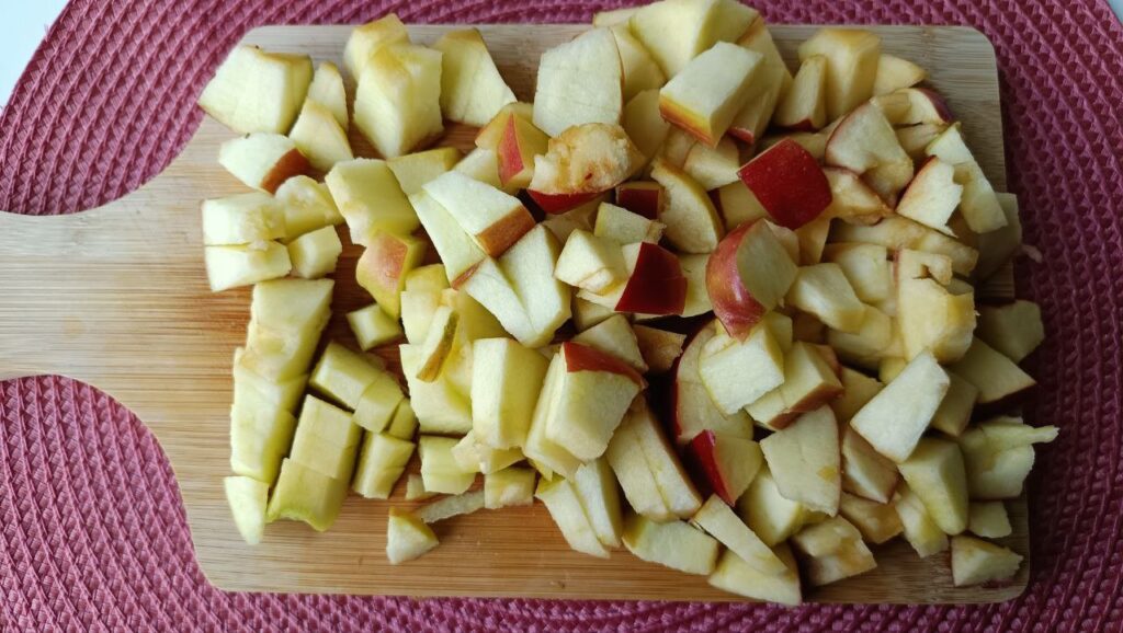 decoupe-des-pommes-compote-pomme-cannelle