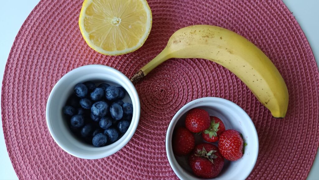 ingredients-nice-cream-fruits-rouges