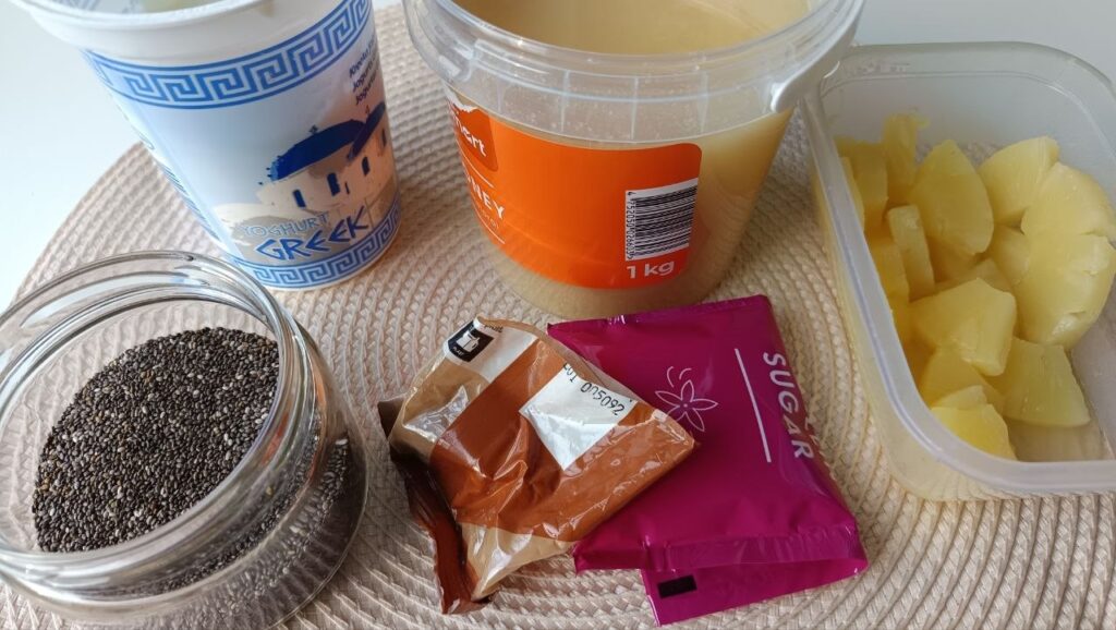 ingredients-smoothie-ananas-yaourt.